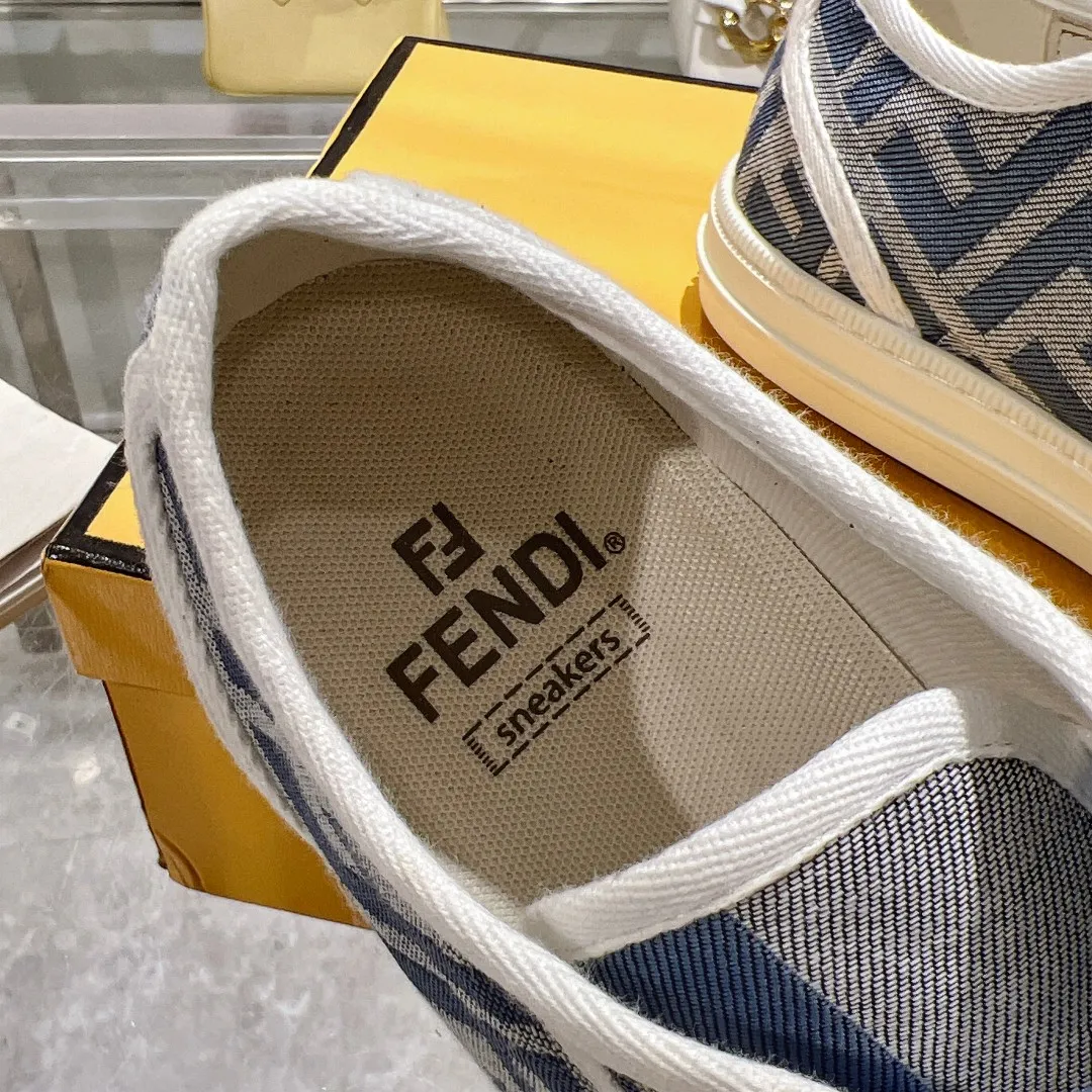 Couple style 💰460❤️Fendi Fendi's latest couple canvas shoes ❑ Fabric: Original customized imported jacquard canvas material ❑ Inner lining: Imported canvas material ❑ Sole: Original molded non-slip TPU outsole ❑ Bottom thickness: 2.5cm ❑ Size: Women's 35-40/Men's 39-45